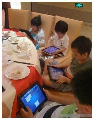 兩歲半男童沉迷iPad致高度近視，家政服務(wù)提醒家長(zhǎng)關(guān)注兒童眼健康